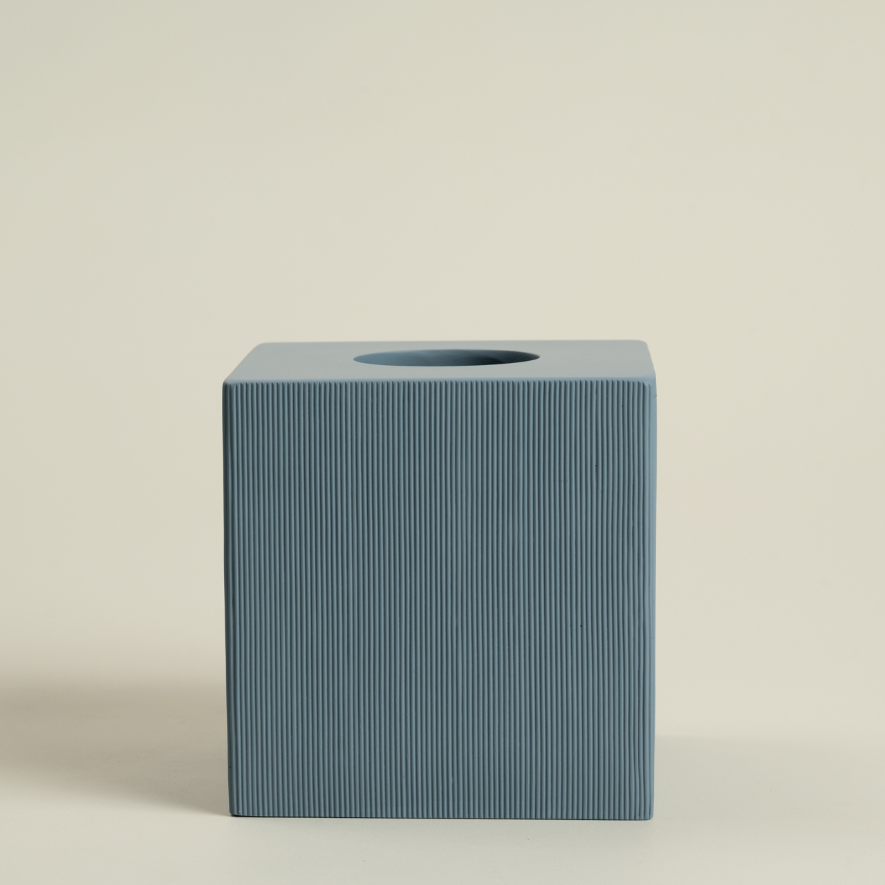 علبة مناديل بولي لون أزرق علبة مناديل بولي لون أزرق