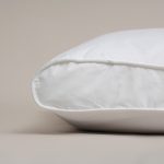 مخدة قطن باللون الأبيض