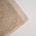 منشفة قطن بيج غامق بعده مقاسات