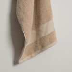 منشفة قطن بيج غامق بعده مقاسات