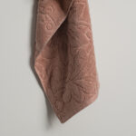 منشفة قطن بينك غامق بعده مقاسات