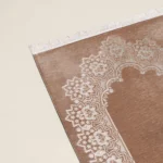 سجادة صلاة شنيل بلون بيج غامق