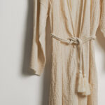 روب حمام قطن باللون البيج بعدة مقاسات