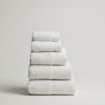 منشفة قطن لون أبيض بعده مقاسات