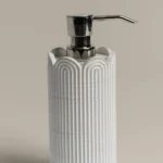 موزع صابون بولي باللون الأبيض