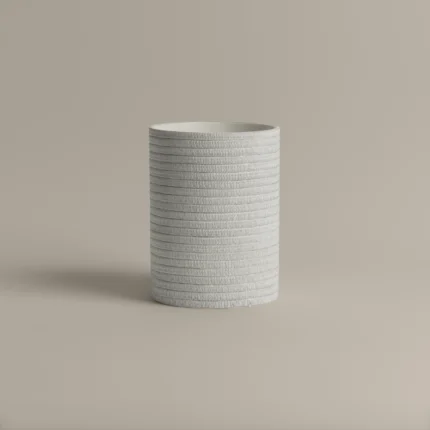 سله نفايات بولي أبيض