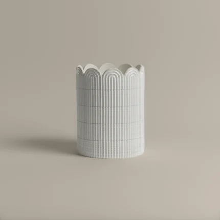 سله نفايات بولي باللون الأبيض