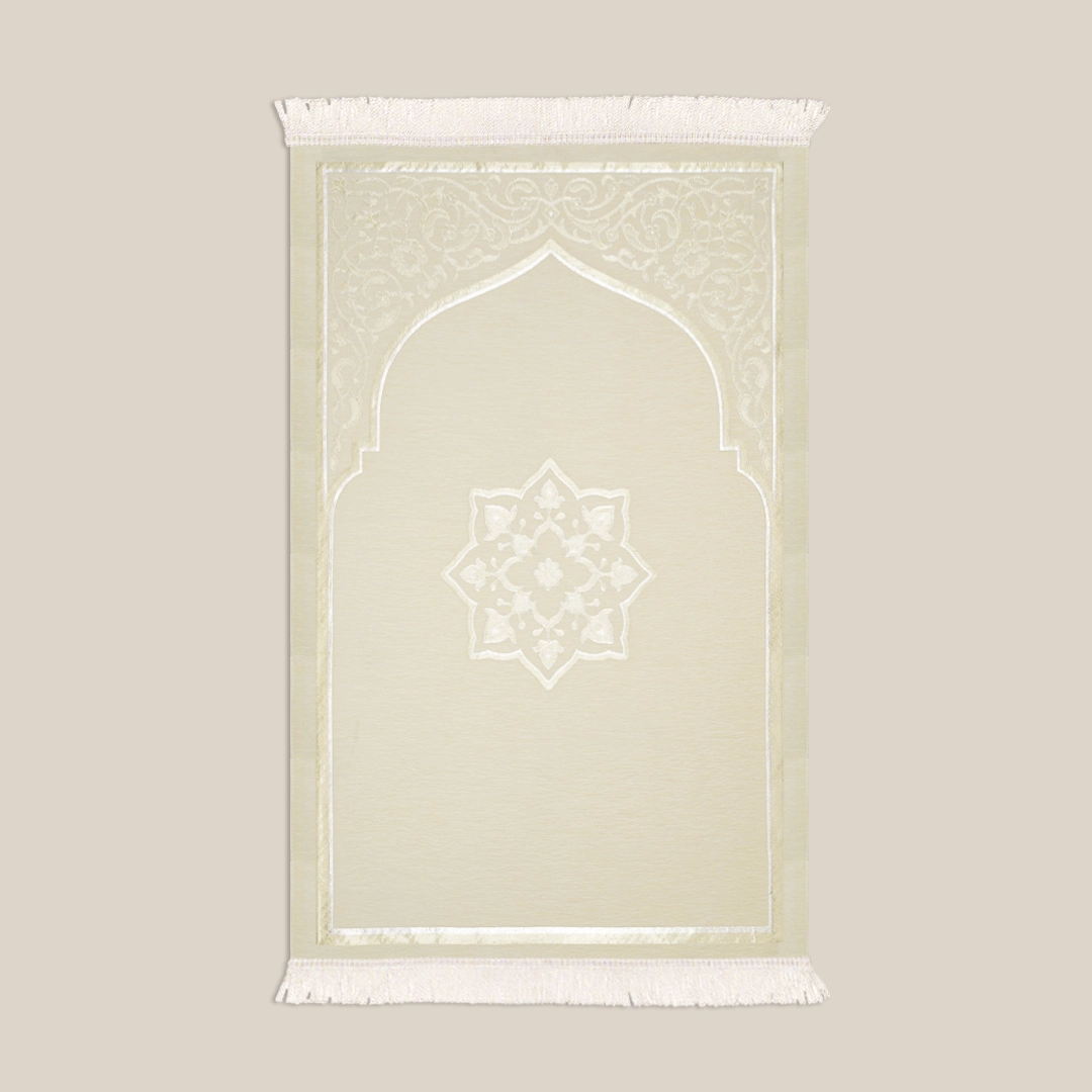 سجادة صلاة شنيل باللون الأوف وايت سجادة صلاة شنيل باللون الأوف وايت