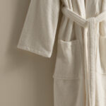 روب حمام قطن مطرز أوف وايت