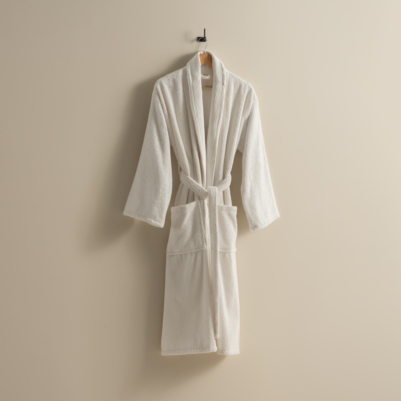 روب حمام قطن فندقي بلون أبيض روب حمام قطن فندقي بلون أبيض