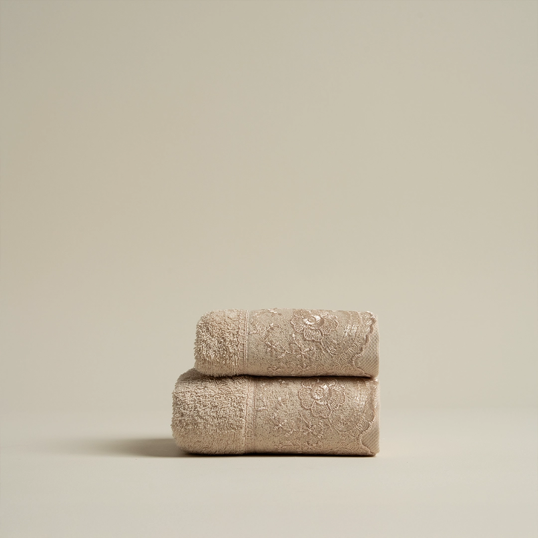 منشفة قطن مطرز لون بيج غامق منشفة قطن مطرز لون بيج غامق