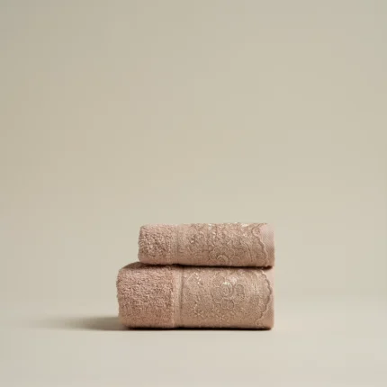 منشفة قطن مطرز لون بيتك