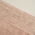 منشفة قطن مطرز لون بيتك