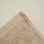منشفة قطن لون بيج غامق بعده مقاسات