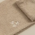 منشفة رأس قطن مطرز لون بيج غامق
