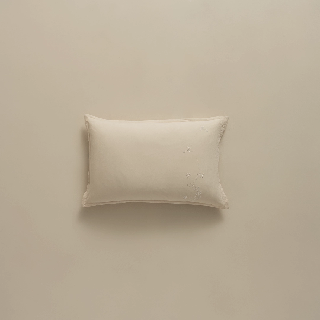 بيت مخدة ميكرو مطرز ٢ قطعة أوف وايت بيت مخدة ميكرو مطرز ٢ قطعة أوف وايت